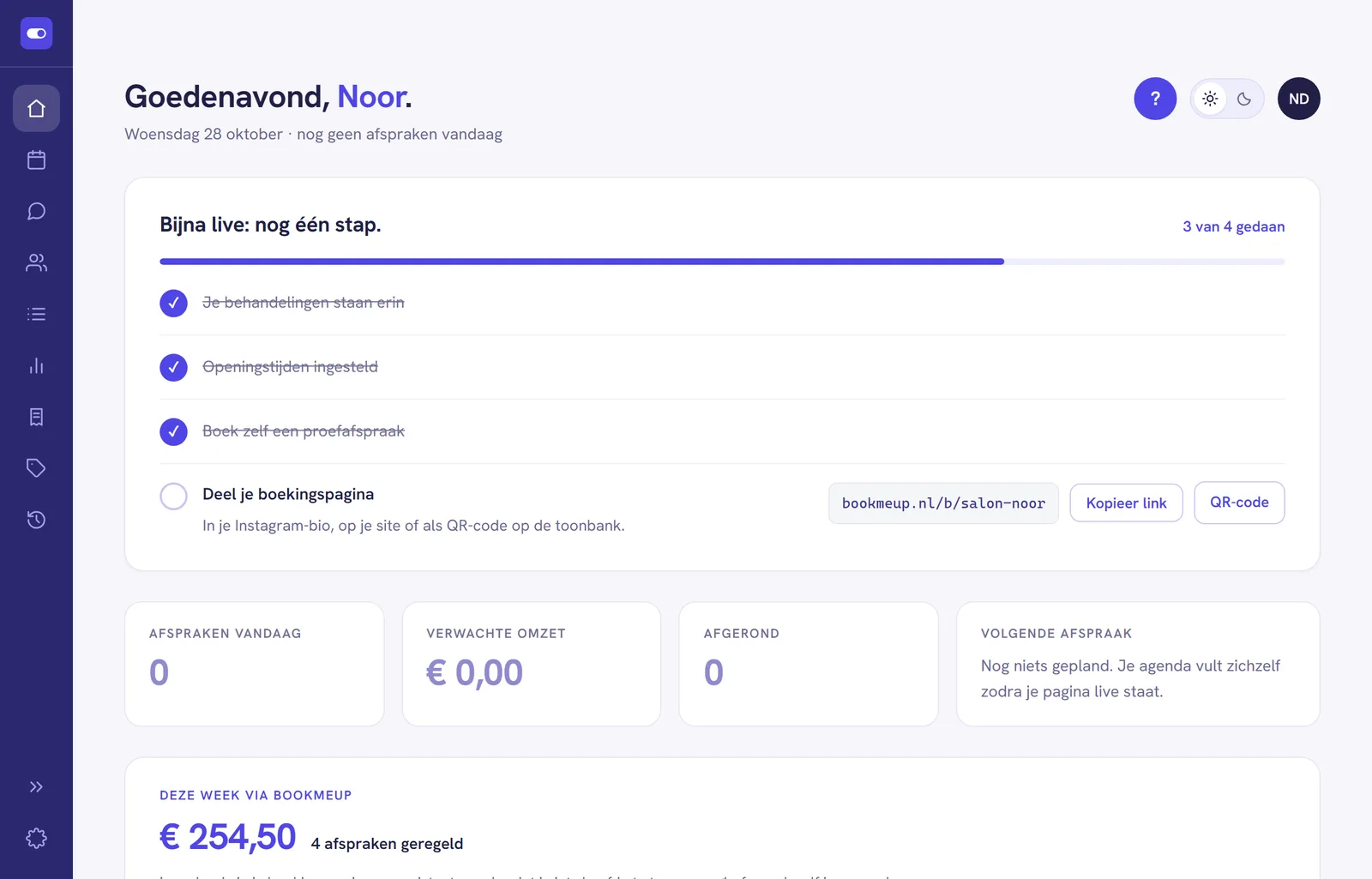 Het portaal op een laptop: links de smalle balk met pictogrammen, bovenaan de begroeting met de datum, rechtsboven het vraagteken, de zon, de maan en de initialen, en in het midden het scherm Vandaag