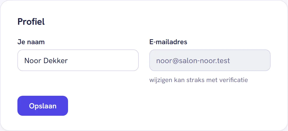 Het blok Profiel op het scherm Account, met het veld Je naam, daarnaast het grijze veld E-mailadres en de knop Opslaan