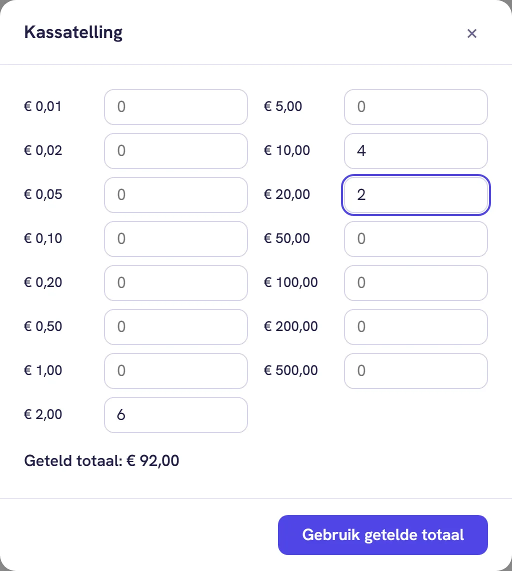 De kassatelling met links de munten en rechts de biljetten, met zes munten van 2 euro, vier biljetten van 10 en twee van 20, samen 92 euro